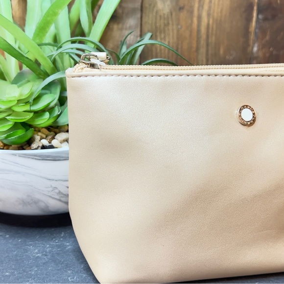 COPY - Emirates Airlines amenity kit by bvlgary - Picture 4 of 5